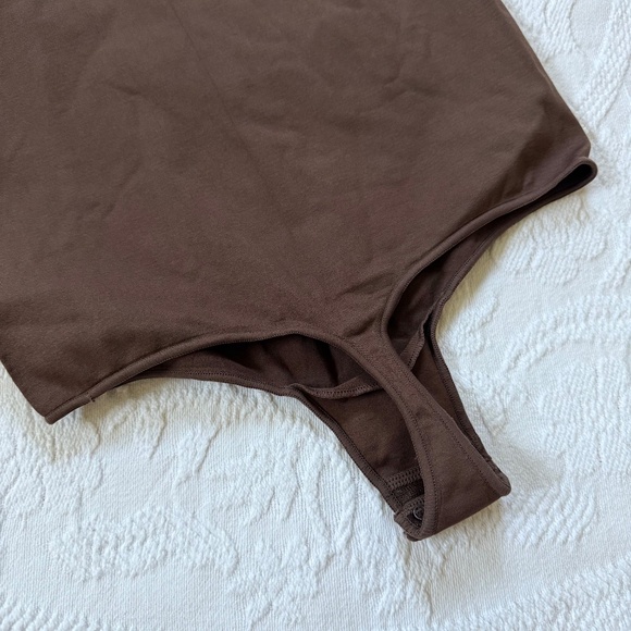 Skims Essential Thong Bodysuit - Picture 4 of 5